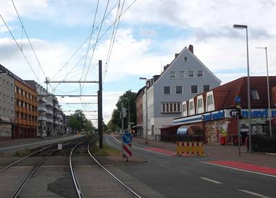 Radfahrstreifen in Laatzen. Rechts und links der Straßenbahn gelegen.