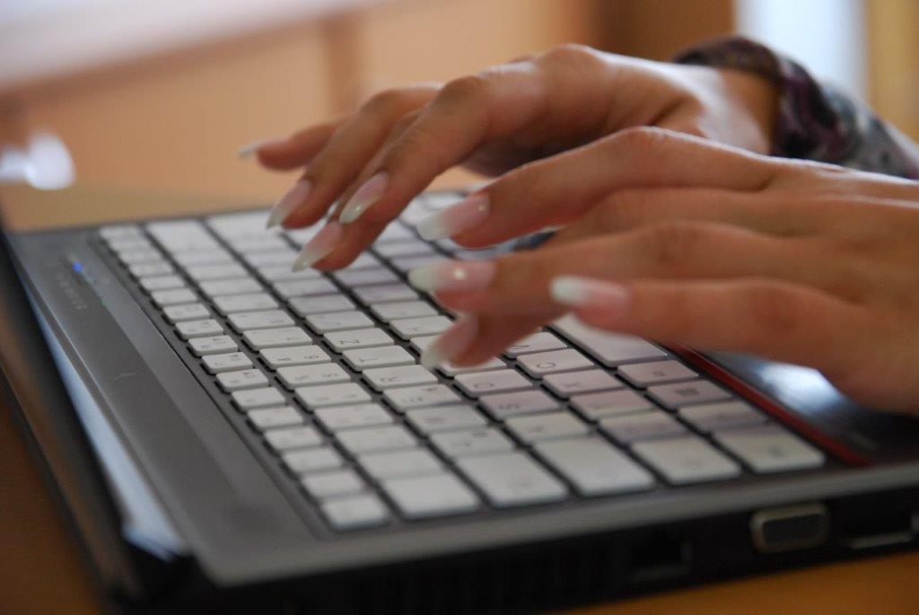 Es sind zwie Frauenhände zursehen, die auf einer Laptoptastatur tippen. ©Stadt Laatzen