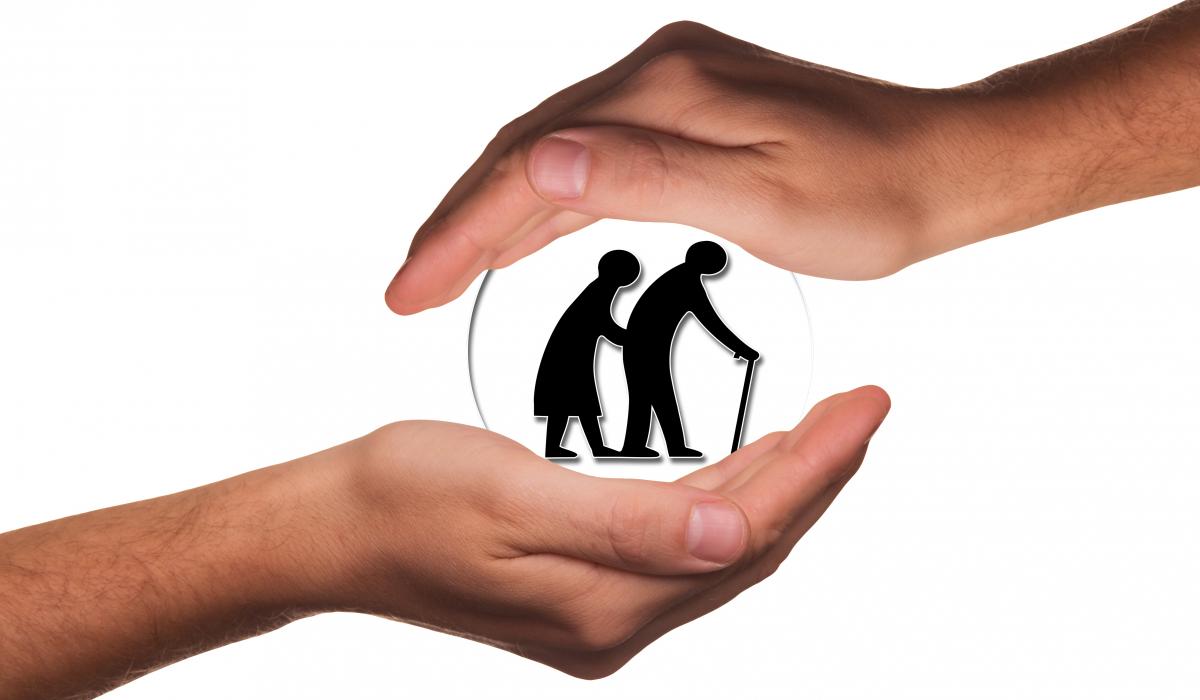 Grafik von zwei älteren Menschen mit Krückstock schützend zwischen zwei Händen ©Pixabay