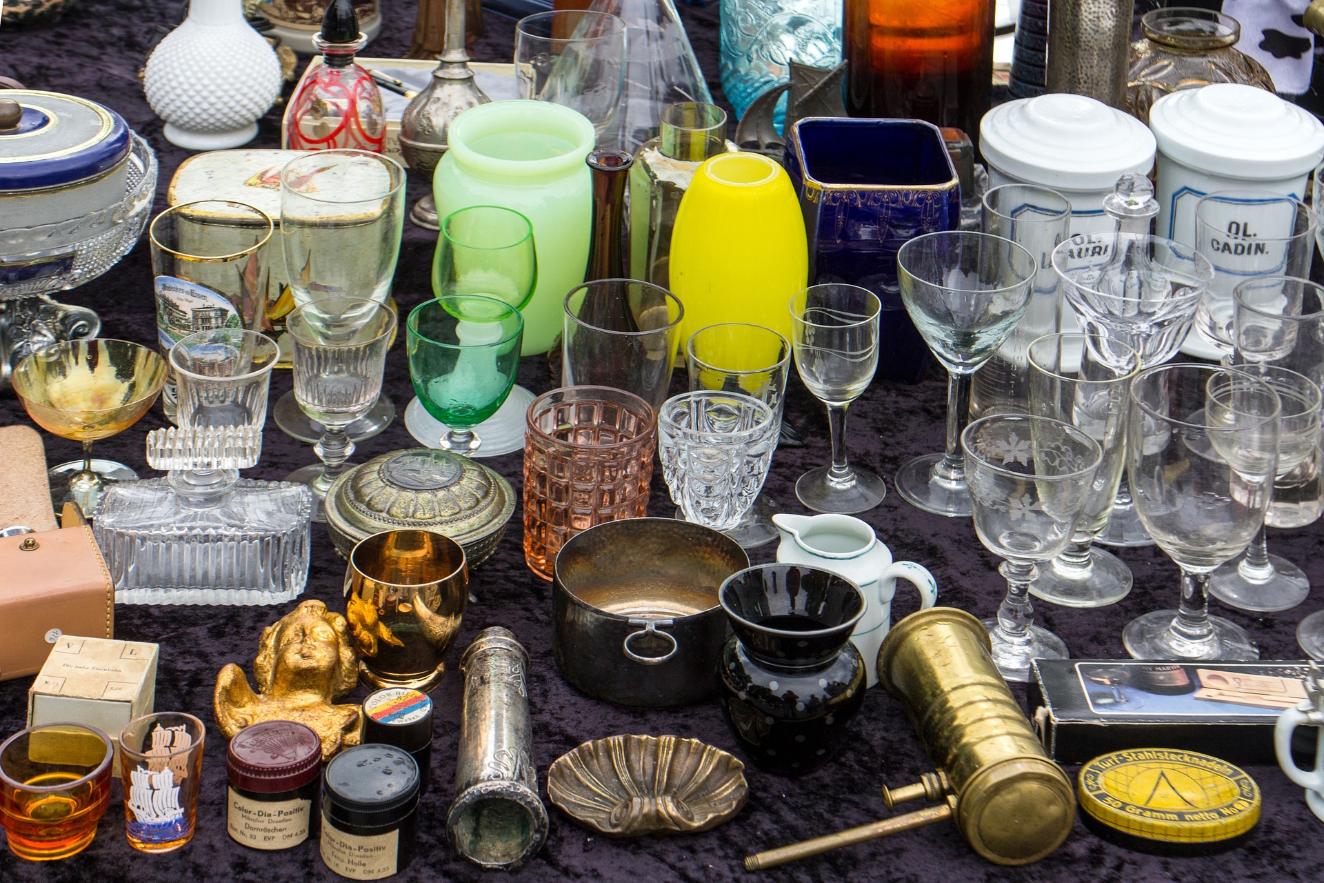 Ein Tisch mit alten Vasen und Gläser.