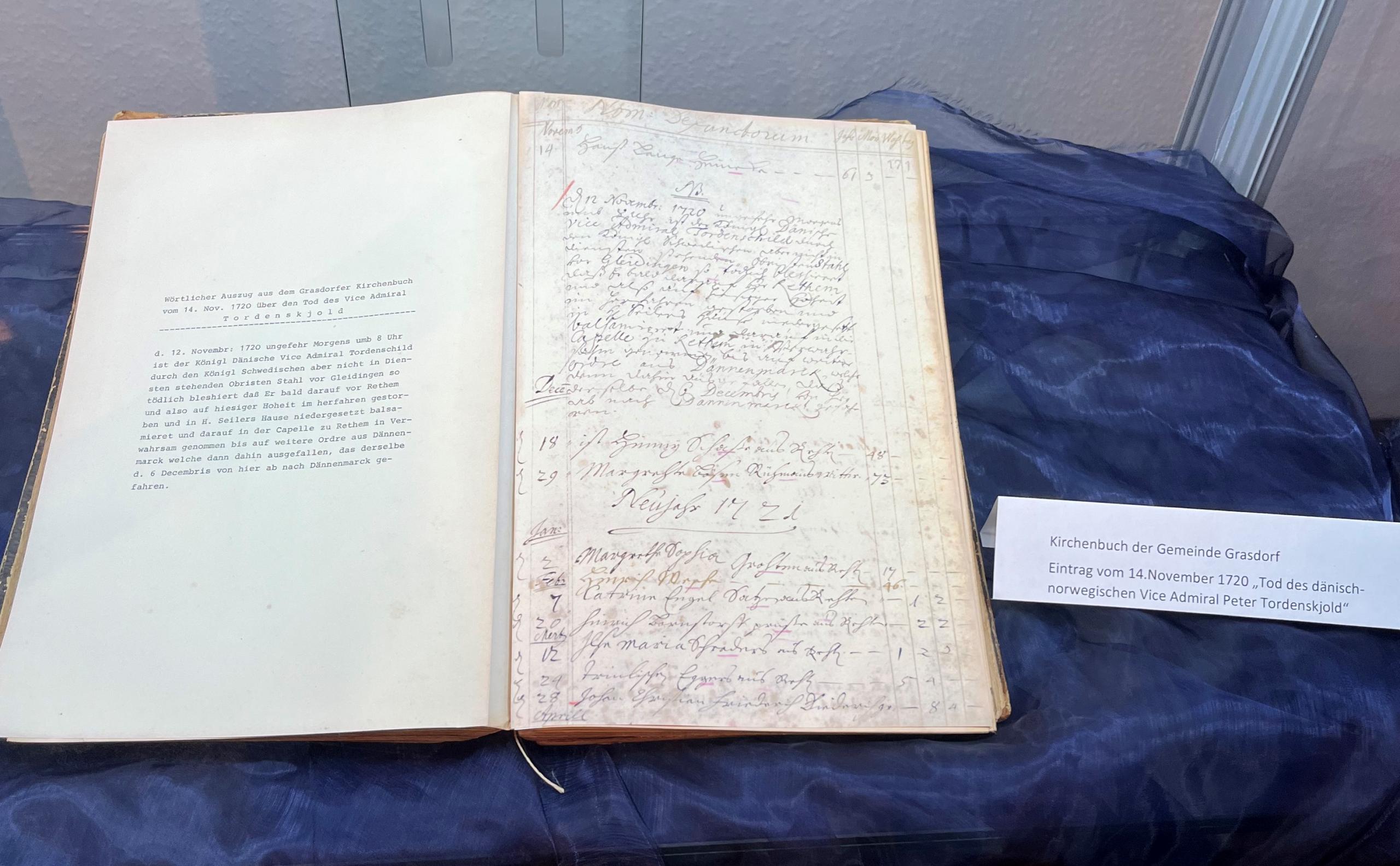 Buch mit altertümlicher Schrift in einer Vitrine