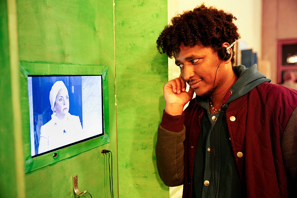 Ein Mann betrachtet einen Bildschirm