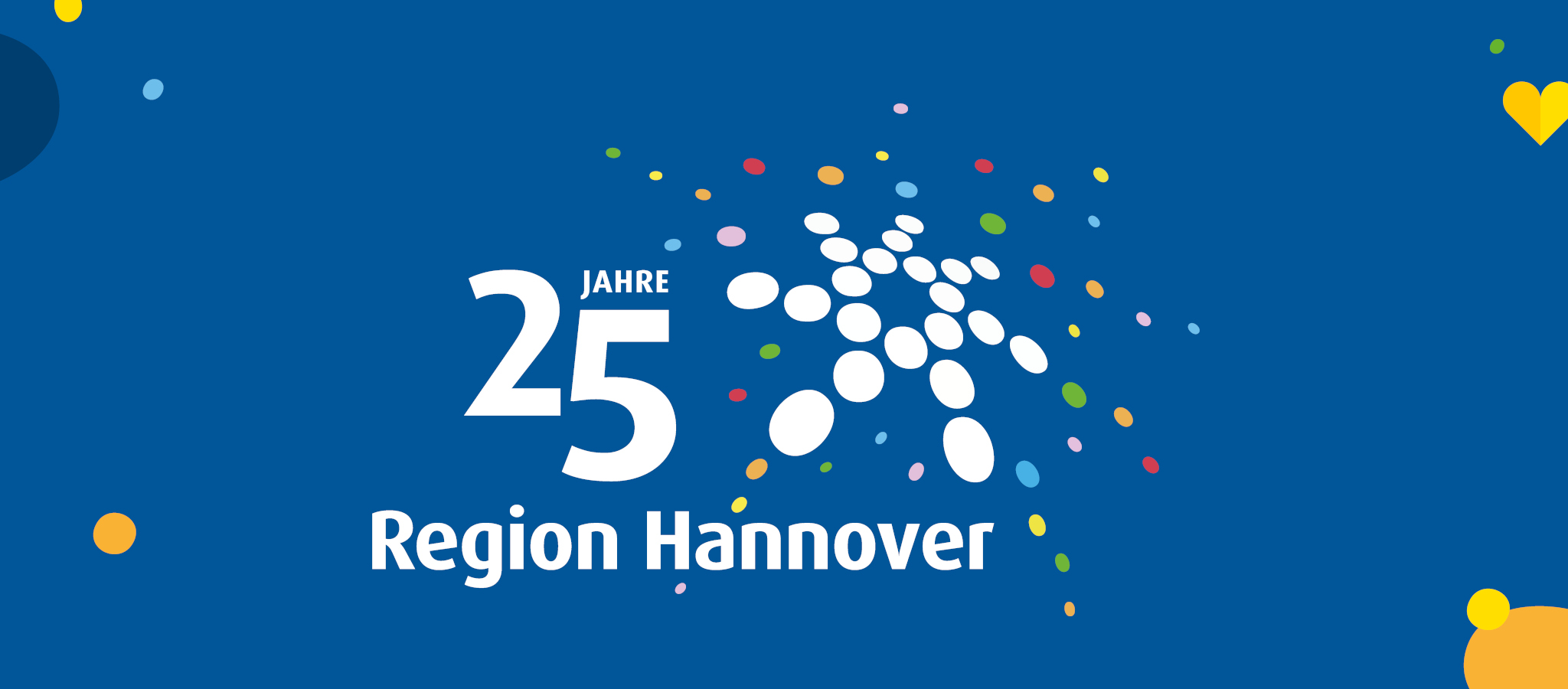 blauer Hintergrund, davor in weißer Schrift in Zeilen versetzt "25 Jahre Region Hannover", dazu das Logo der Region bestehtnd aus Punkten welche in einem Kreis angeordnet sind, davon gehen weitere Punkte nach außen ab.