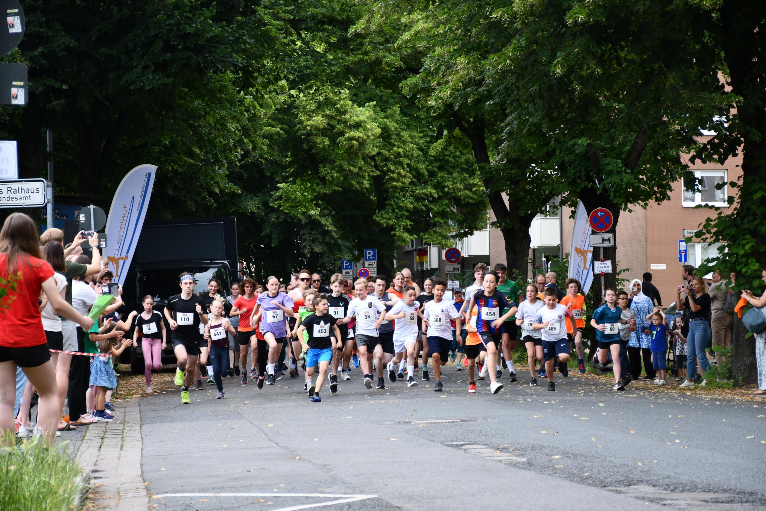 Läuferinnen und Läufer laufen los auf der Alten Rathausstraße