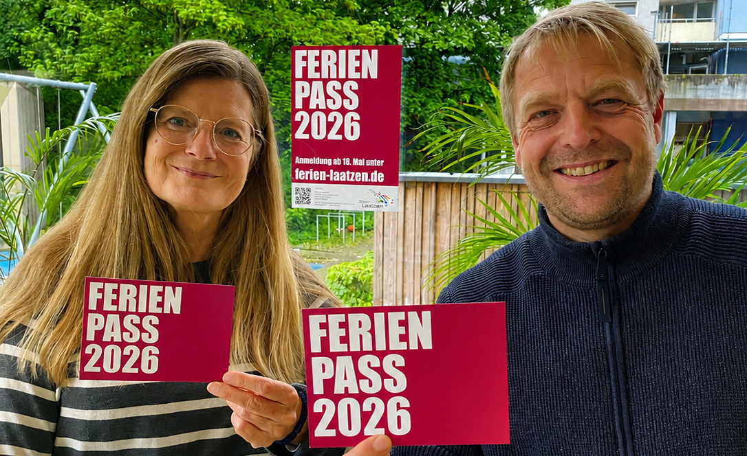 Ein Mann und eine Frau halten die Werbematerialien zum Sommerferienpass in die Kamera.