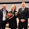 Für ihren Einsatz gegen Antisemitismus ausgezeichnet: Corinna Luedtke erhält den Couragepreis der Stadt Laatzen von Bürgermeister Kai Eggert (l.) und Leiter des Polizeikommissariats Roland Einbrodt (r.).