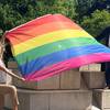 Am 17. Mai wehen Regenbogenfahnen vor dem Rathaus