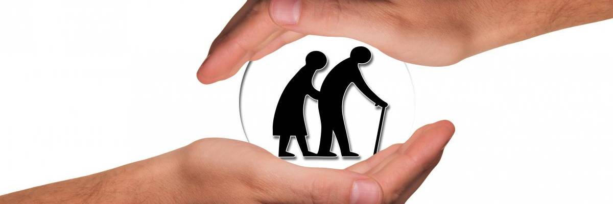 Grafik von zwei älteren Menschen mit Krückstock schützend zwischen zwei Händen ©Pixabay