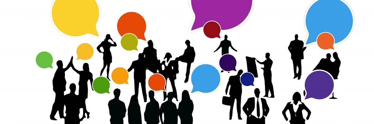 Grafik einer Personengruppe mit Sprechblasen