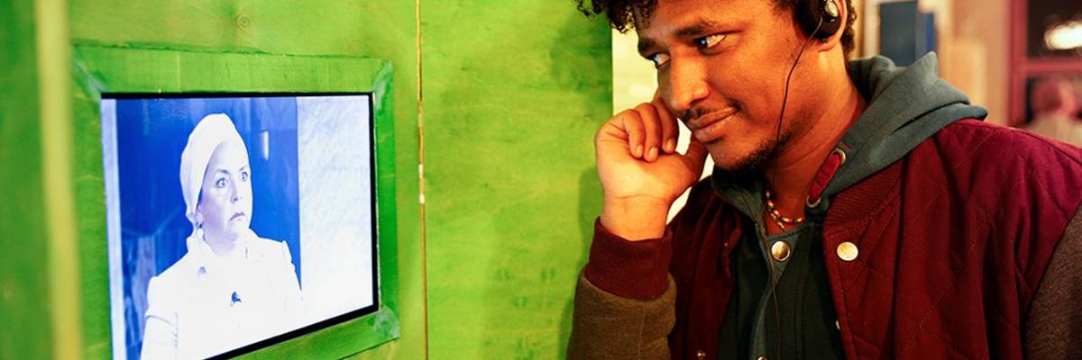 Ein Mann betrachtet einen Bildschirm