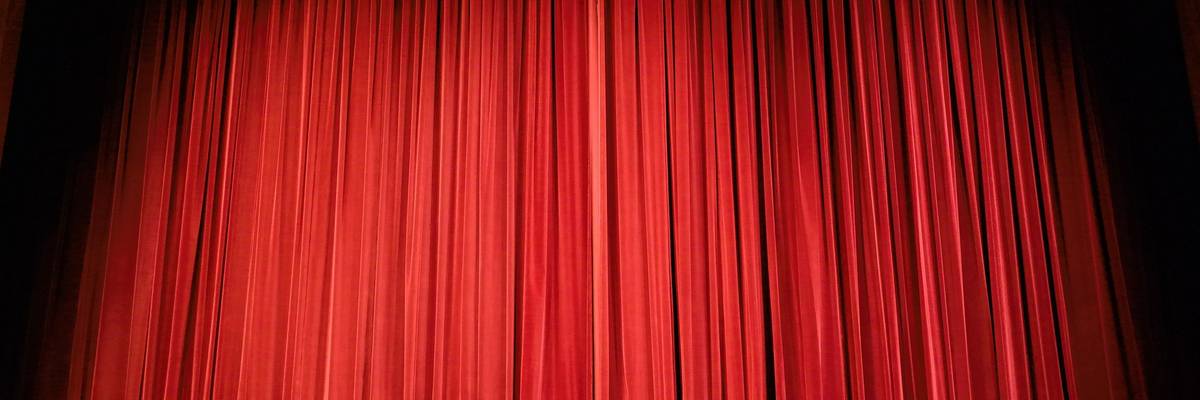 Ein roter Vorhang eines Theaters