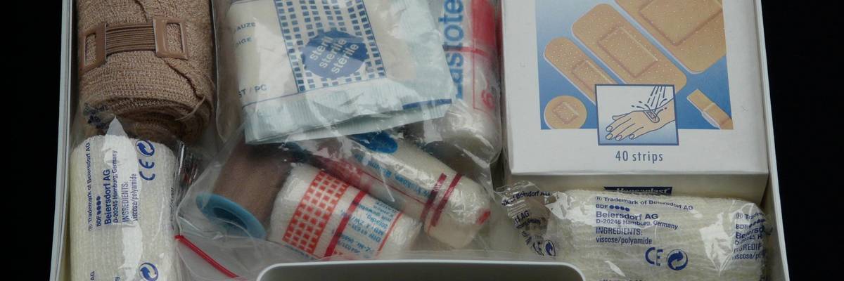Ein geöffneter Erste-Hilfe-Koffer mit Pflastern und Verbänden