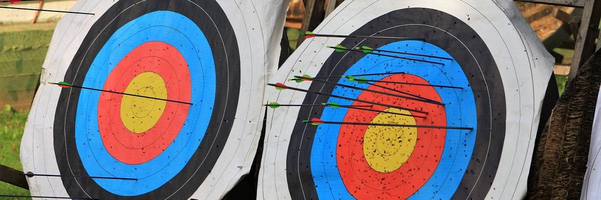 Bogensport Zielscheiben mit Pfeilen