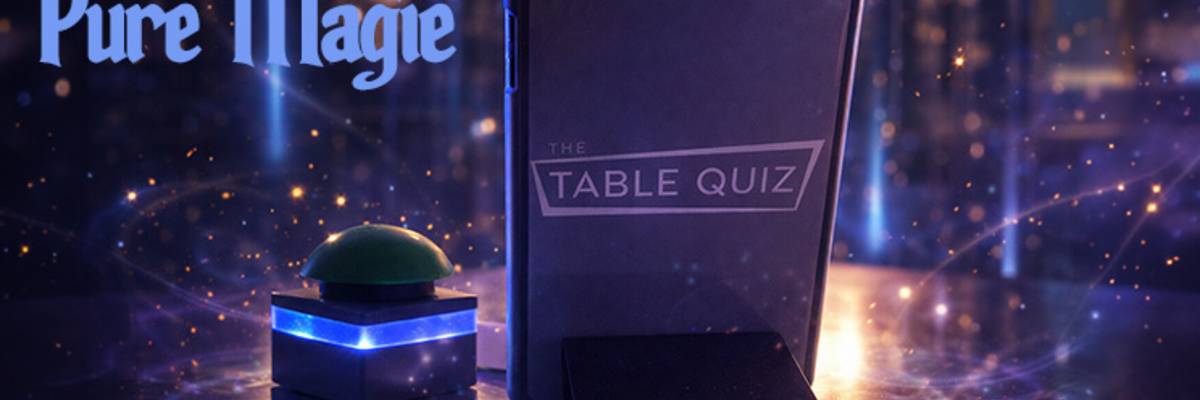 Table Quiz Pure Magie Buzzer und Tablet stehen in der Mitte drum herum magische Zauberwirbel
