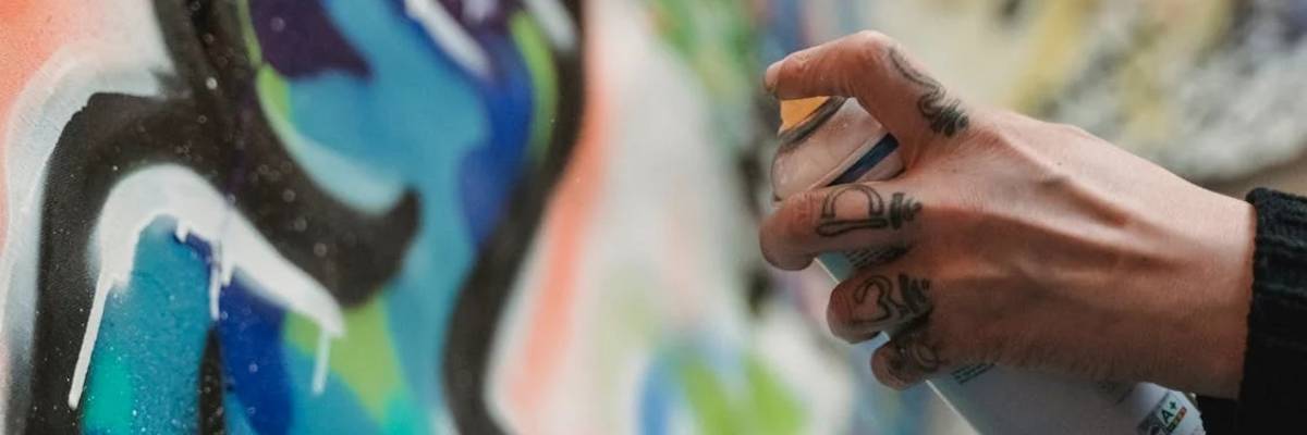 Nahaufnahme Graffitidose beim Sprühen
