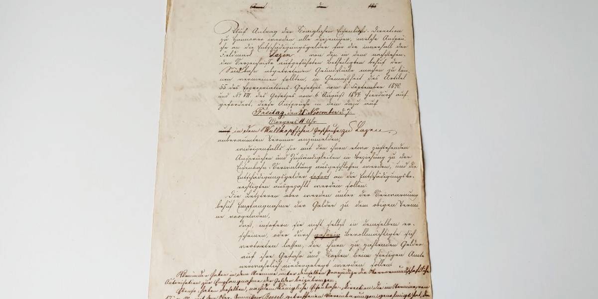 Historisches Dokument, vergilbtes Papier auf weiße, Grund.