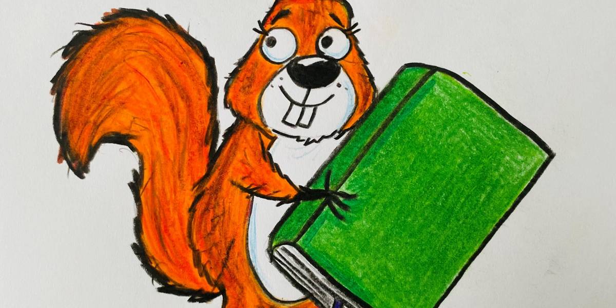 Ein kleines gezeichnetes rot-braunes Eichhörnchen, welches ein grünes Buch in den Händen hält.