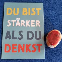 Die Teilnehmenden haben zum Abschluss sich eine Karte ziehen dürfen. Weiterhin durften sie sich aus der Mitte einen Stein nehmen. Diesen Stein konnten sie mit Stiften selbst gestalten.