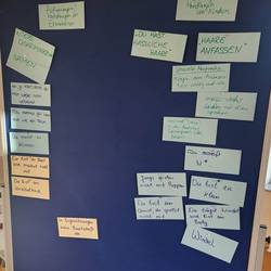 Auf einer Metaplanwand wurden Karten gesammelt zu den Themen- Diskriminierung. Äußerungen/ Handlungen von Erwachsenen und Äußerungen/ Handlungen von Kindern.