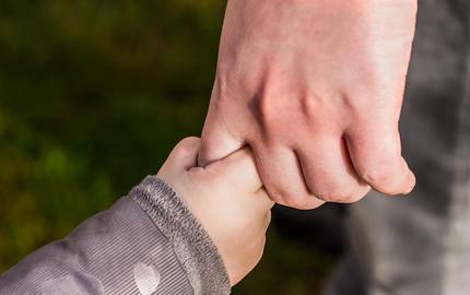 Kinderhand greift einen Finger eines erwachsenen Mannes ©Pixabay