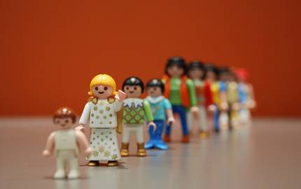 Mehrere Playmobil-Figuren stehen in einer Schlange hintereinander