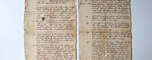 Zwei Blätter einer historischen Handschrift