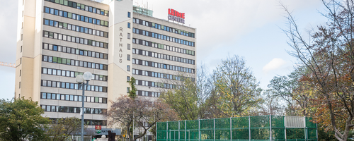 Blick über einen Platz auf das Rathaus der Stadt