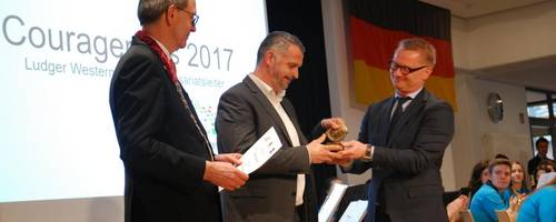 Preisträger des Couragepreises 2017 Michael Böneker mit Ludger Westermann und Jürgen Köhne (v.r.n.l.) (2)