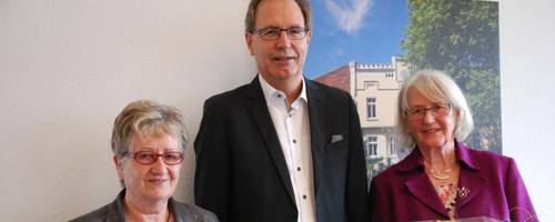 Almut Hentschel (erste von rechts) wird von Ortsbürgermeisterin Helga Büschking und Bür-germeister Jürgen Köhne aus ihrem Amt verabschiedet.