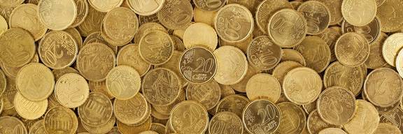 10er, 20er und 50er Euromünzen auf einem Haufen