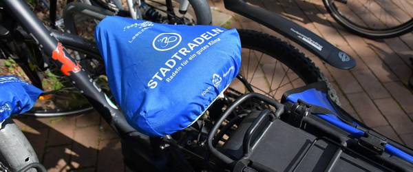 Fahrradsattel mit Regenschutzüberzug mit Logo des STADTRADELN