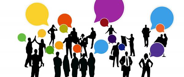 Grafik einer Personengruppe mit Sprechblasen