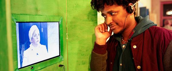 Ein Mann betrachtet einen Bildschirm