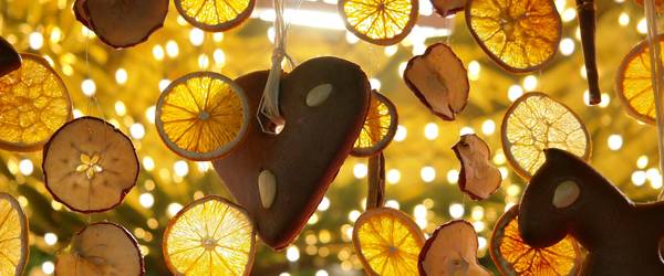 hängende Lebkuchen und getrocknete Orangenscheiben