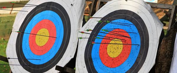Bogensport Zielscheiben mit Pfeilen