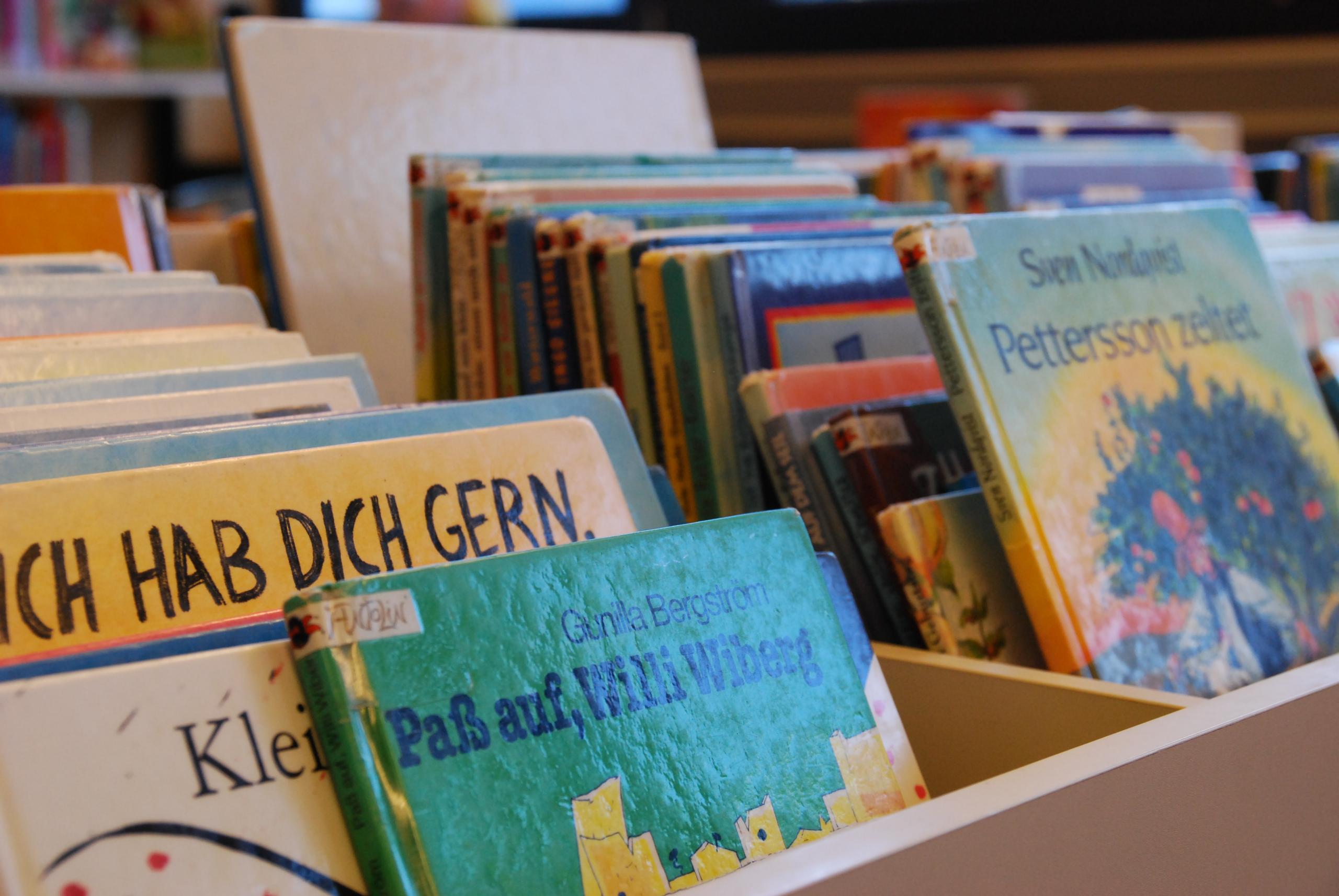 Bücherkiste ©Stadt Laatzen verschiedene Kinderbücher stehen in einer Bücherkiste