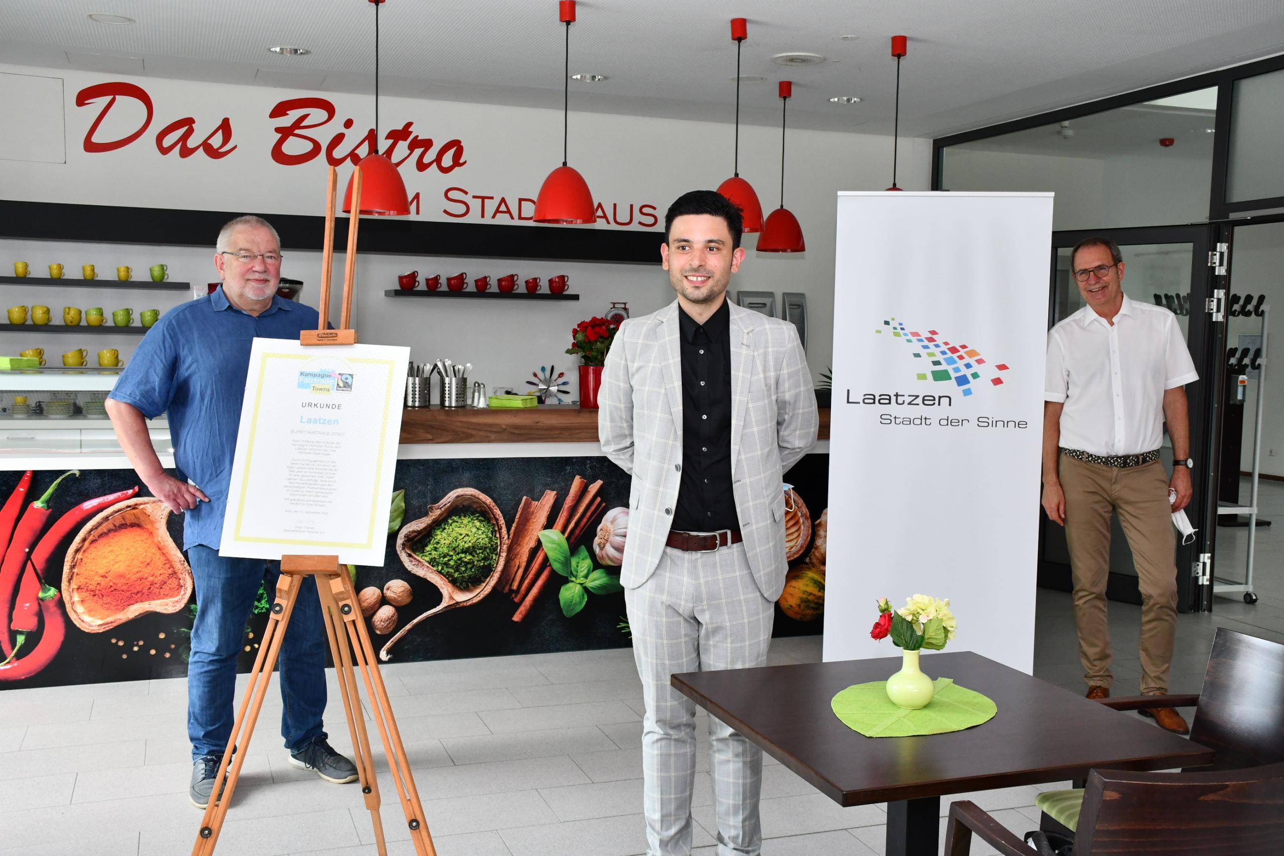 vlnr. Peter Hellemann, David Shimon-Aue und Bürgermeister Jürgen Köhne freuen sich über die erneute Auszeichnung ©Stadt Laatzen