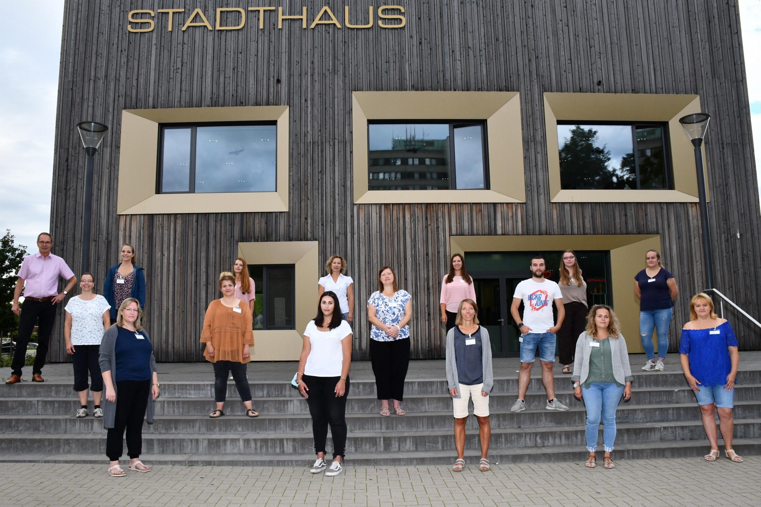 vlnr: Bürgermeister Jürgen Köhne, Praxismentorin Susanne Grothe begrüßen neue Auszubildende ©Stadt Laatzen Bürgermeister Köhne, Praxismentorin Grothe stehen mit 14 Azubis vor dem Stadthaus der Stadt Laatzen