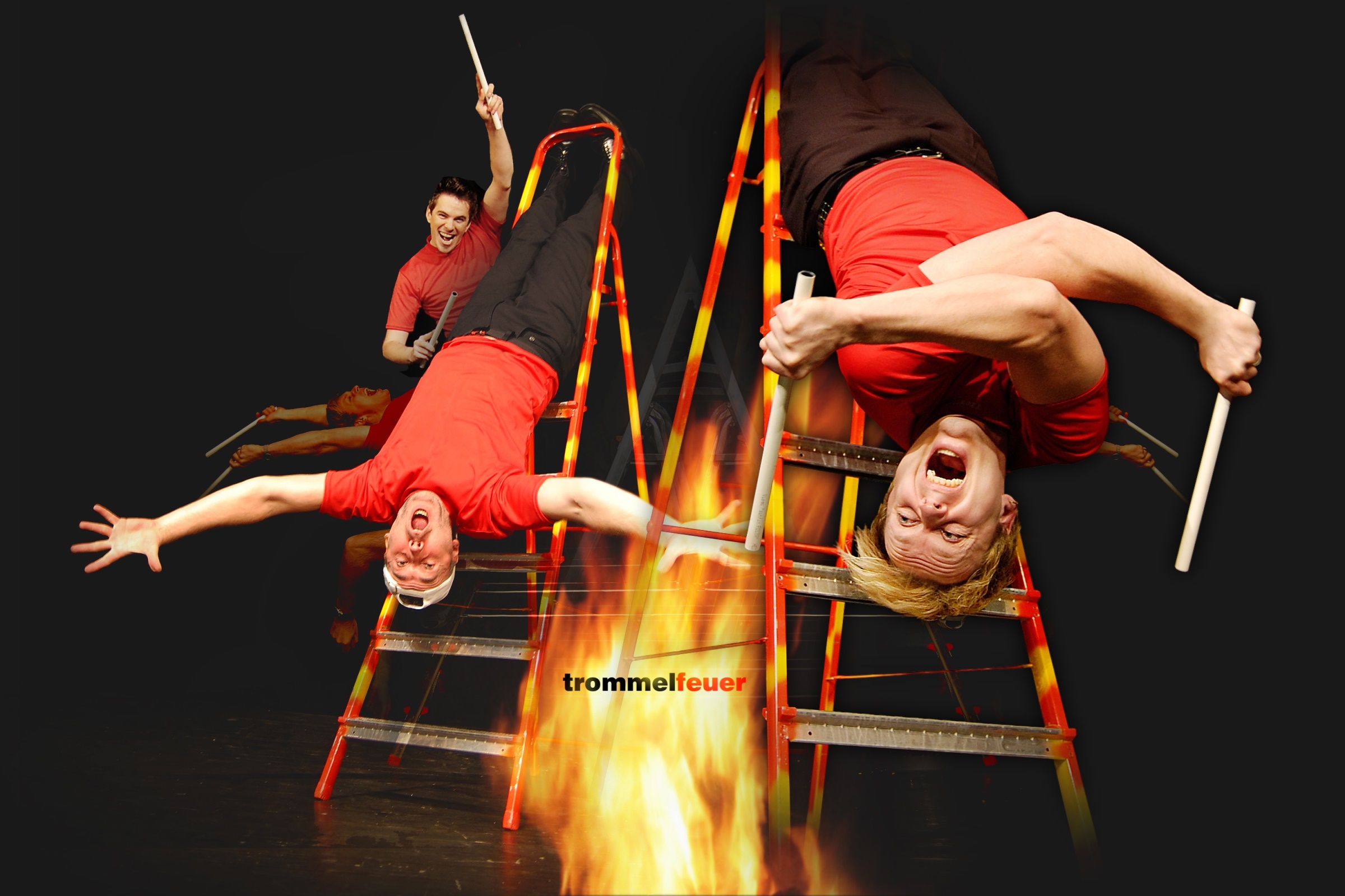 Männer hängen kopfüber an einer Leiter. Unten