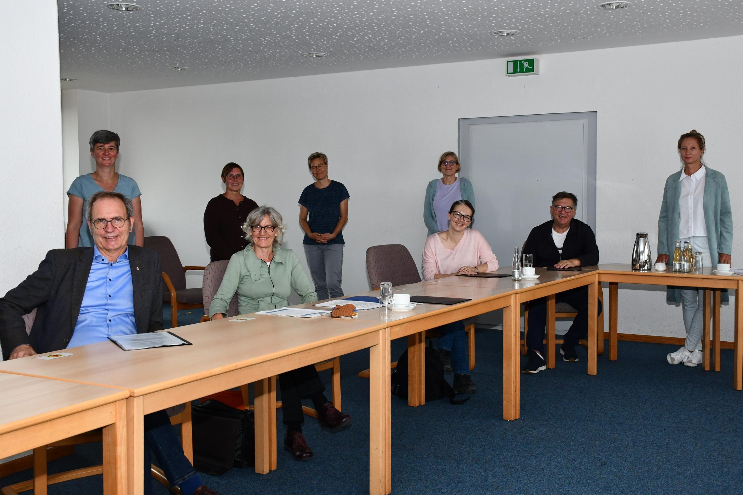 Bürgermeisterin, Bürgermeister und Gleichstellungbeauftragte sind sich einig und unterzeichnen den Vertrag mit Donna Clara für besser Hilfe von bedrohten Frauen (vlnr: Bürgermeister Jürgen Köhne, Nicole Waldmann (Donna Clara), Heike Grützner, Susanne Schütte (Donna Clara), Silvia Eckstein, Diana Sandvoß, Bürgermeisterin Ramona Schuman, Bürgermeister Claus Schacht-Gaida und Nicole Hendrych) 20200909 01 Foto Vertrag Hilfe Frauen