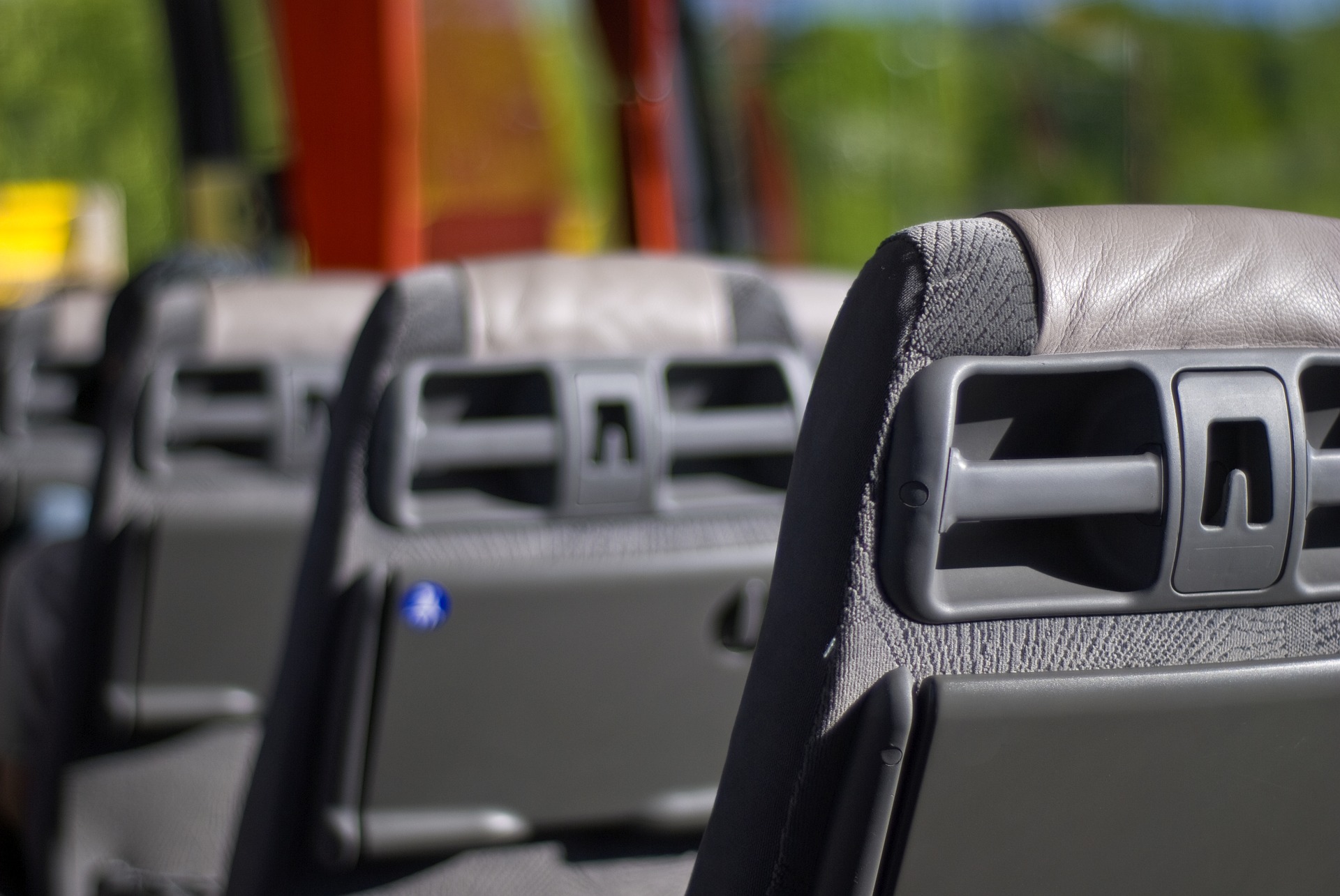 Sitze im Inneren eines Reisebusses