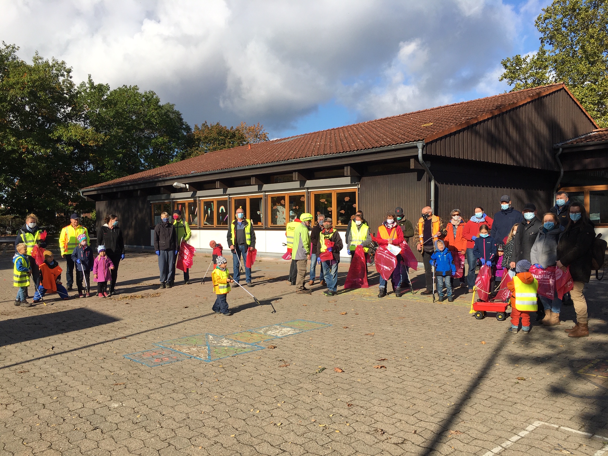 20201010 01 Foto Müll Ingeln Oesselse Gruppe von Menschen vor der Schule in Ingeln-Oesselse