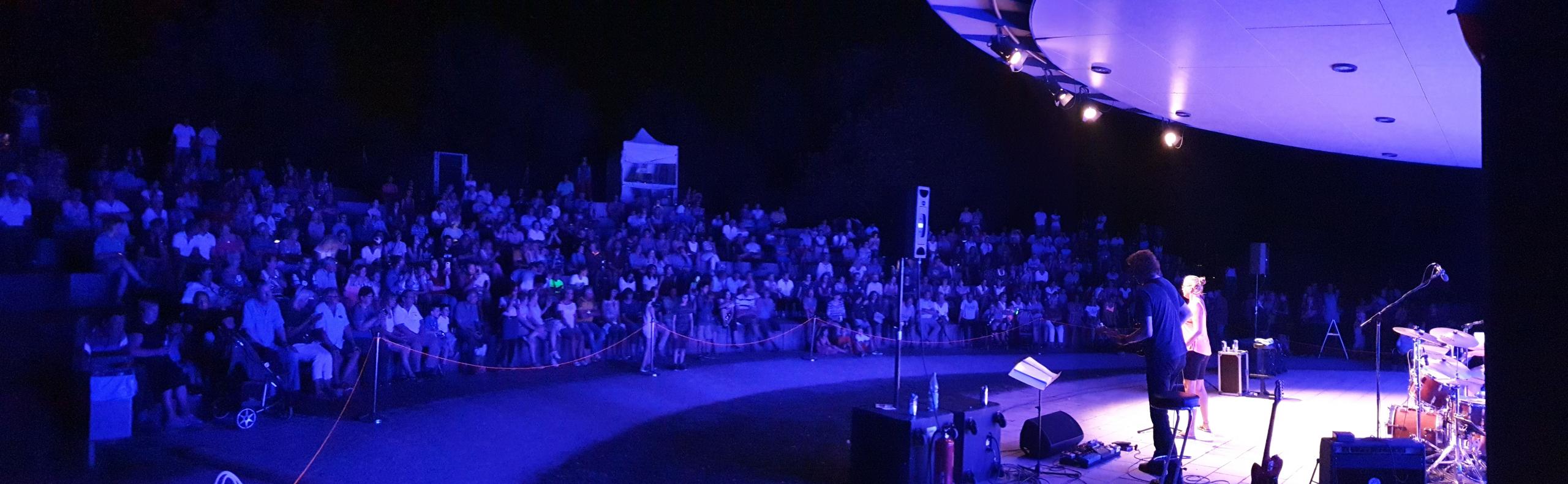 Musikband spielt bei Nacht auf der Bühne im Park der Sinne vor Publikum