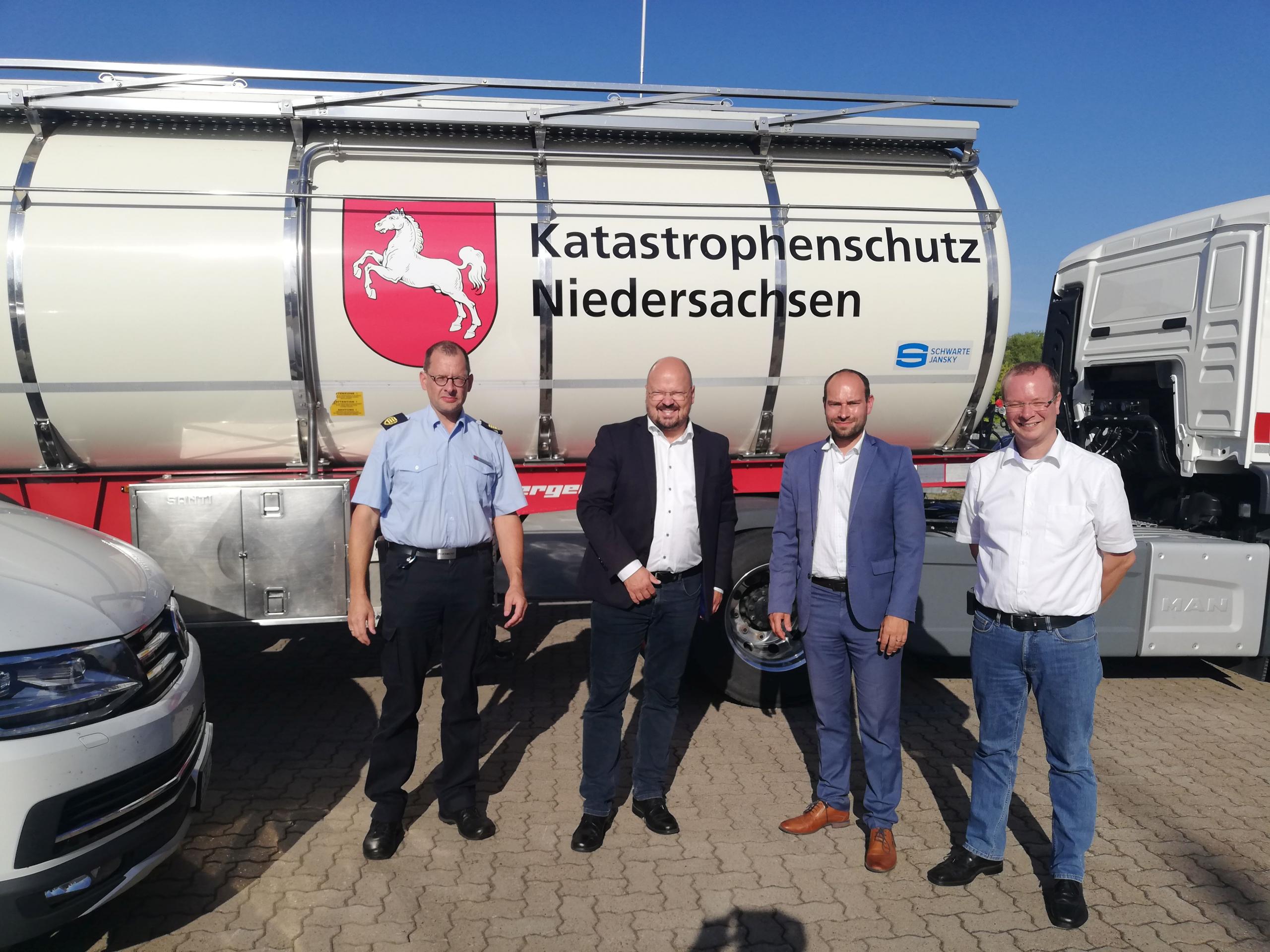 Ulrich Marquart, Kai Eggert, Mirko Temmler, Sebastian Osterwald vor einem der drei Trinkwassertank-LKWs des Niedersächsischem Landesamt für Brand- und Katastrophenschutz NLBK