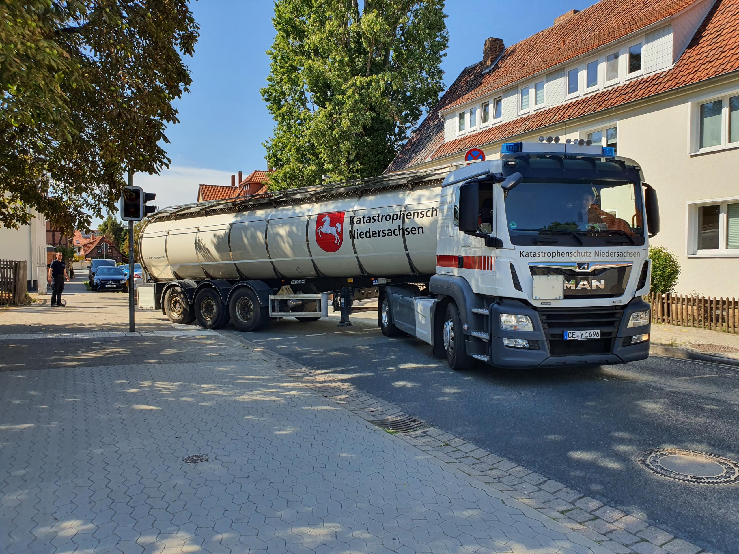 Tankwagen zur Wasserversorgung trifft an der Grundschule Gleidingen ein. ©Stadt Laatzen Tankwagen des NLBK