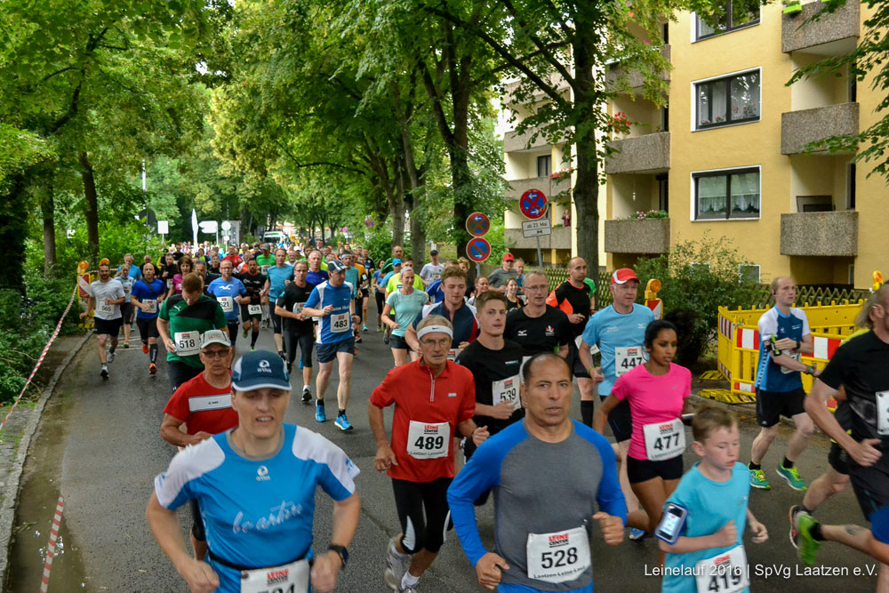 Start des 10km-Lauf beim Laatzen Leinelauf 2016 auf der Alten Rathausstraße