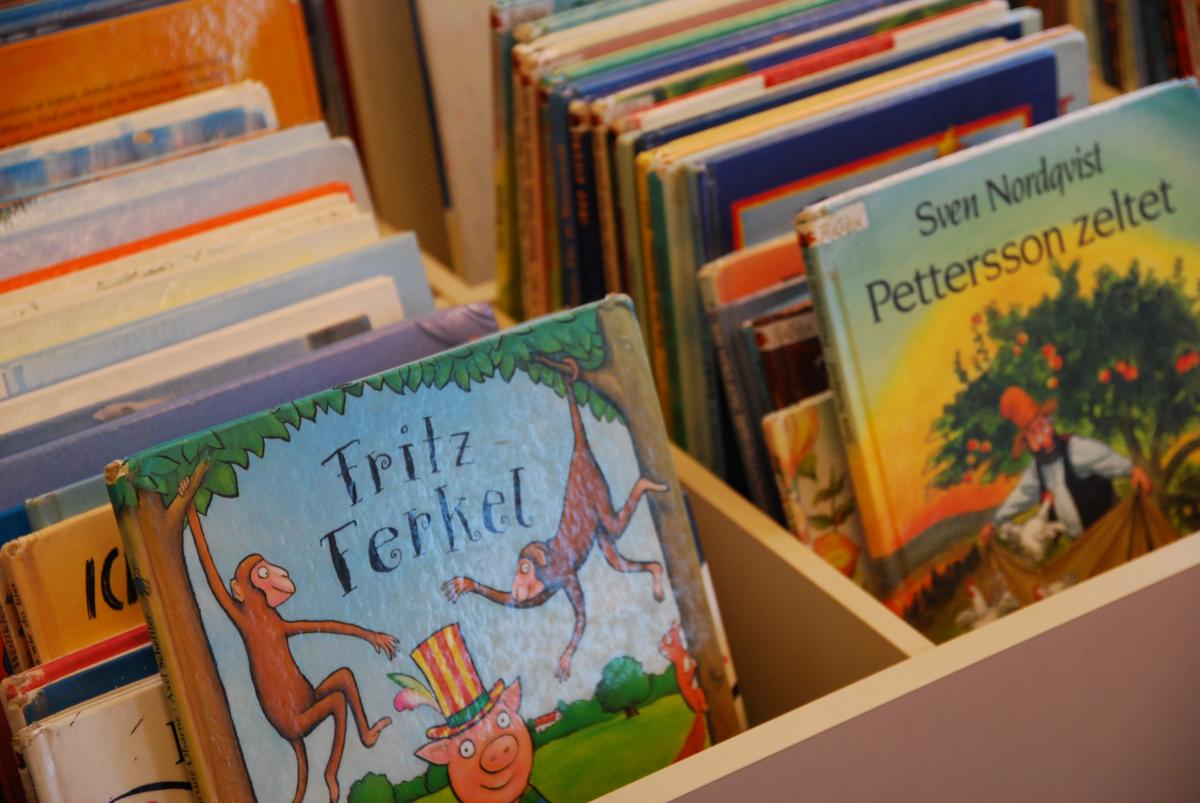 viele Bilderbücher im Holzkasten