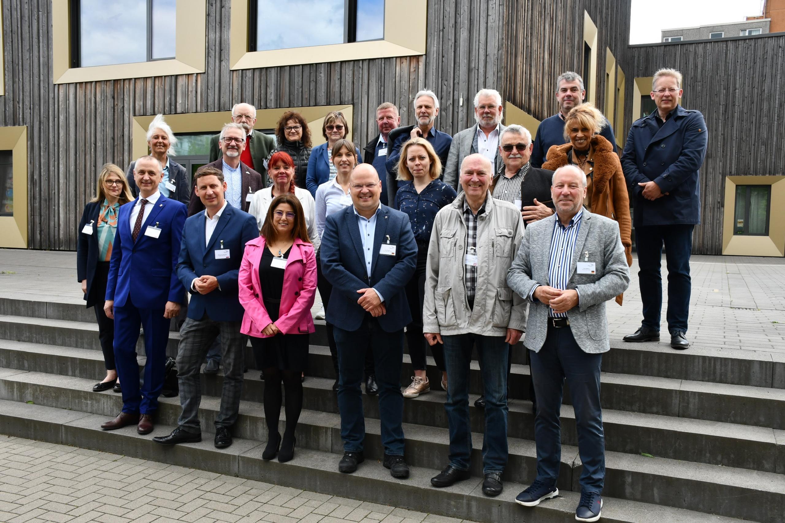 Gruppenbild alle Delegierter vor dem Stadthaus. Treffen im Jahr 2022.