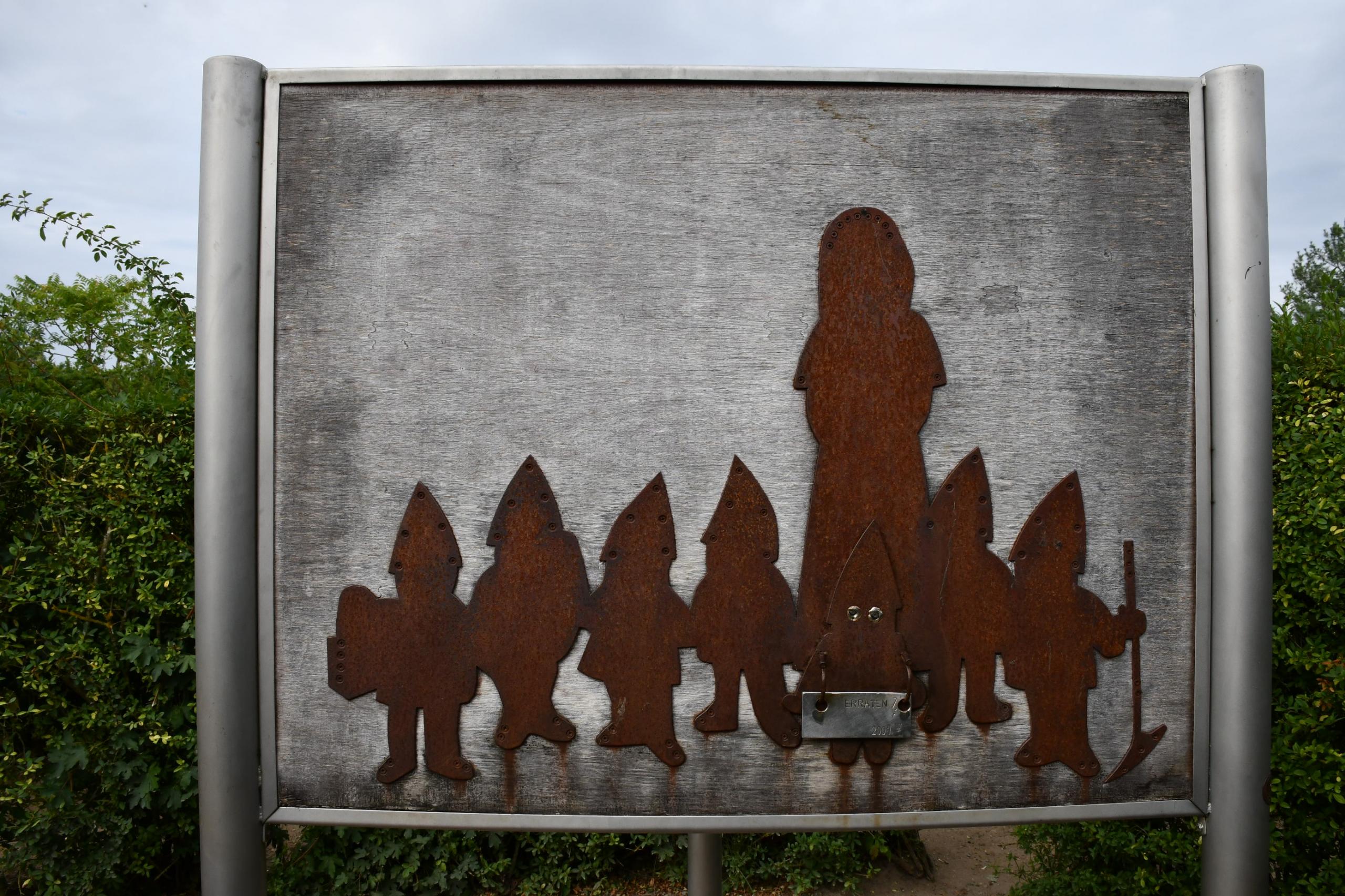 Schneewittchen und die sieben Zwerge als Schattenbild aus Metall