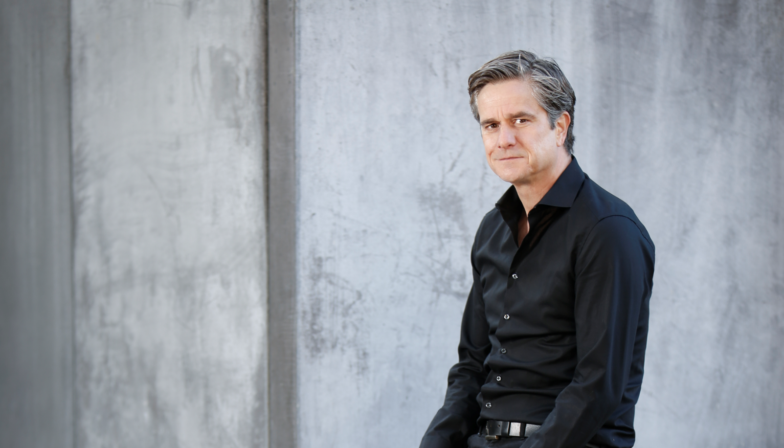 Juliano Rossi, Oliver Perau vor grauem Hintergrund